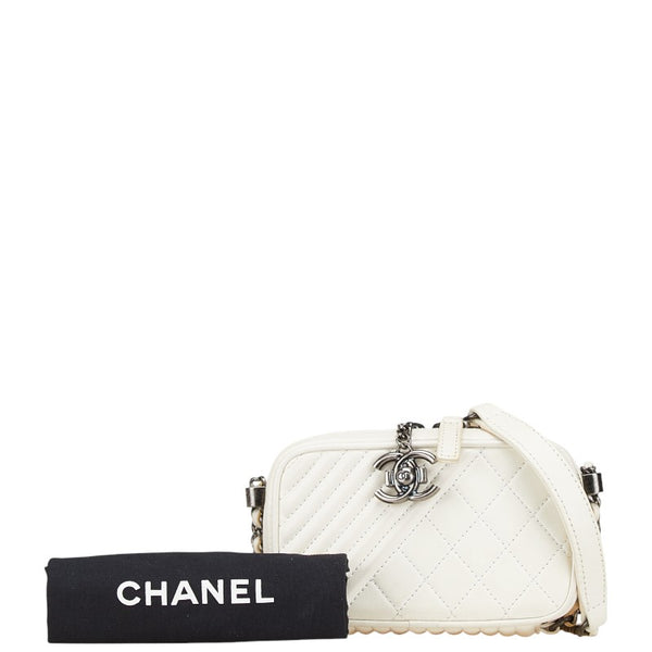 シャネル ボーイシャネル ココマーク チェーン ショルダーバッグ カメラバッグ ホワイト ラムスキン レディース CHANEL 【中古】
