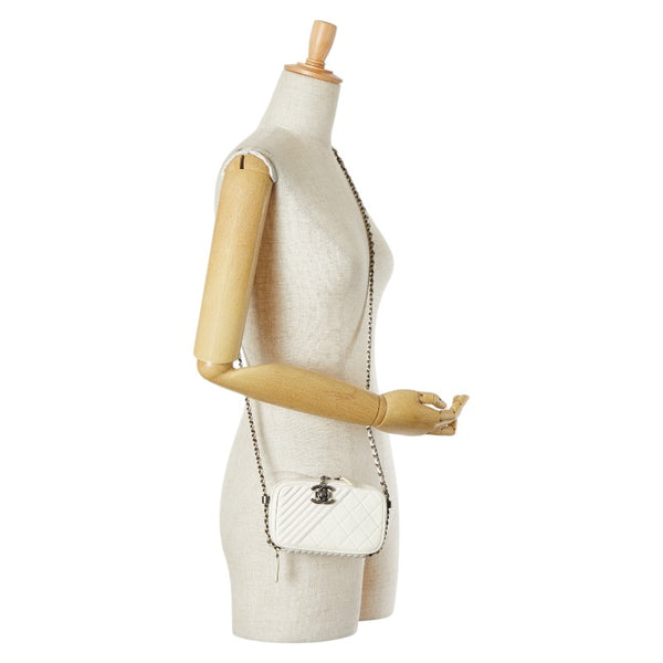 シャネル ボーイシャネル ココマーク チェーン ショルダーバッグ カメラバッグ ホワイト ラムスキン レディース CHANEL 【中古】