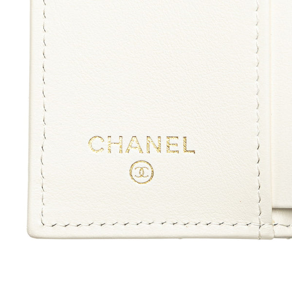 シャネル マトラッセ ココマーク クラシックスモールウォレット 三つ折り財布 A84401 ホワイト キャビアスキン レディース CHANEL 【中古】