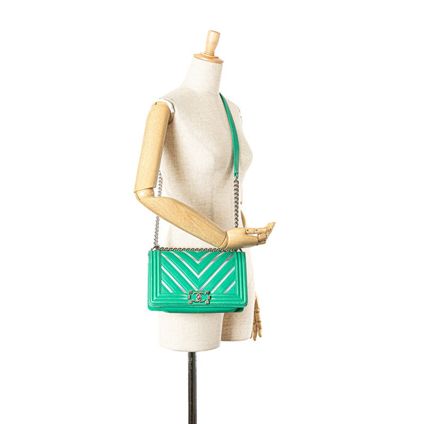 シャネル ボーイシャネル25 Vステッチ シェブロン 斜め掛け チェーン ショルダーバッグ グリーン シルバー ラムスキン パテントレザー レディース CHANEL 【中古】