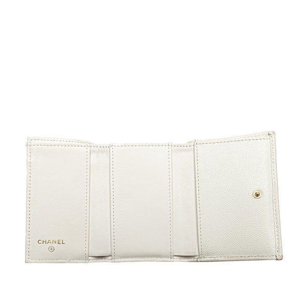シャネル マトラッセ クラシック スモール フラップ ウォレット  三つ折り財布 AP0230 ホワイト キャビアスキン レディース CHANEL 【中古】