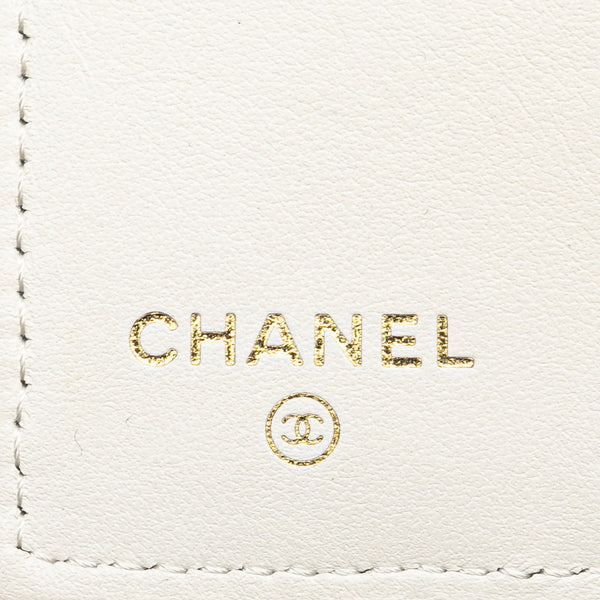シャネル マトラッセ クラシック スモール フラップ ウォレット  三つ折り財布 AP0230 ホワイト キャビアスキン レディース CHANEL 【中古】