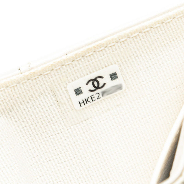 シャネル マトラッセ クラシック スモール フラップ ウォレット  三つ折り財布 AP0230 ホワイト キャビアスキン レディース CHANEL 【中古】