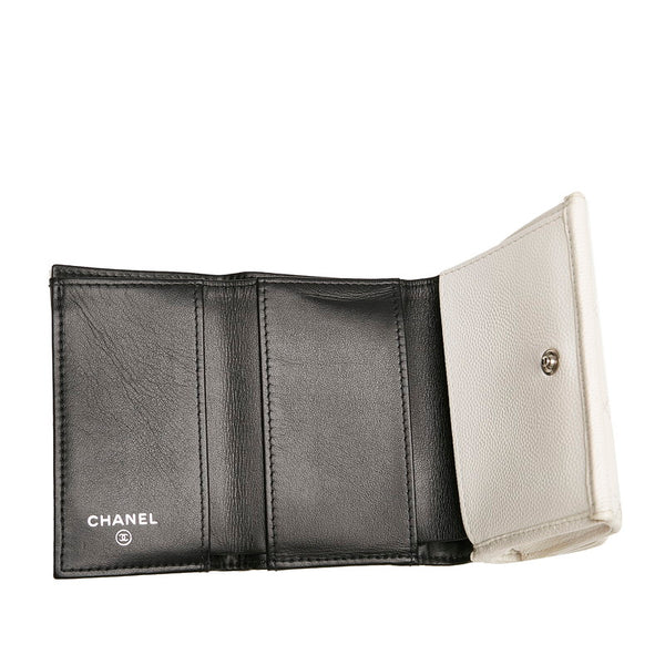 シャネル マトラッセ ココマーク  三つ折り財布 ホワイト キャビアスキン レディース CHANEL 【中古】