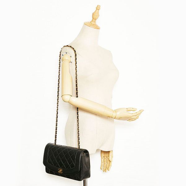 シャネル マトラッセ  ダイアナ ゴールド金具 チェーン ショルダーバッグ ブラック ラムスキン レディース CHANEL 【中古】