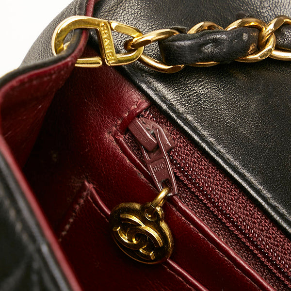 シャネル マトラッセ  ダイアナ ゴールド金具 チェーン ショルダーバッグ ブラック ラムスキン レディース CHANEL 【中古】