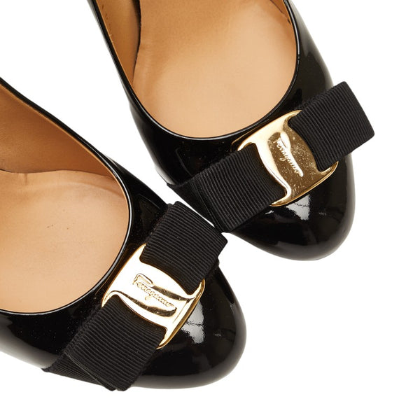 サルヴァトーレフェラガモ ヴァラリボン サイズ：6D ブラック エナメル レディース Salvatore Ferragamo 【中古】