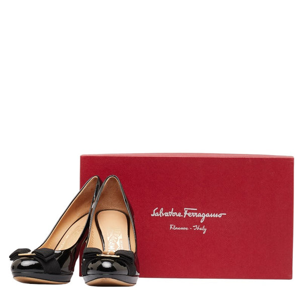 サルヴァトーレフェラガモ ヴァラリボン サイズ：6D ブラック エナメル レディース Salvatore Ferragamo 【中古】