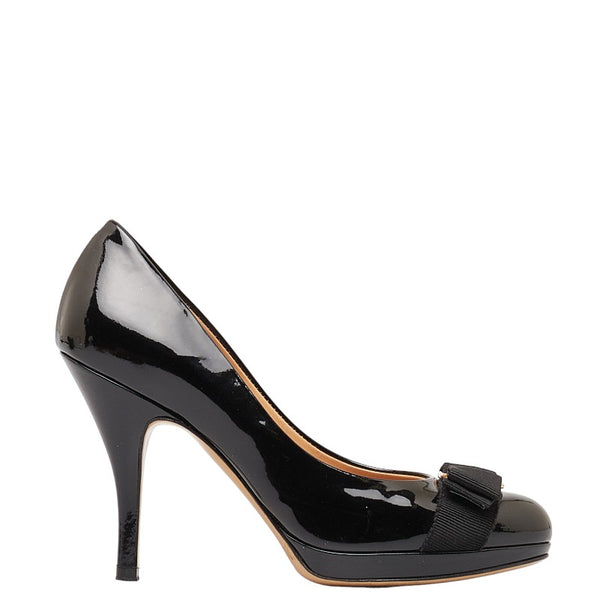 サルヴァトーレフェラガモ ヴァラリボン サイズ：6D ブラック エナメル レディース Salvatore Ferragamo 【中古】