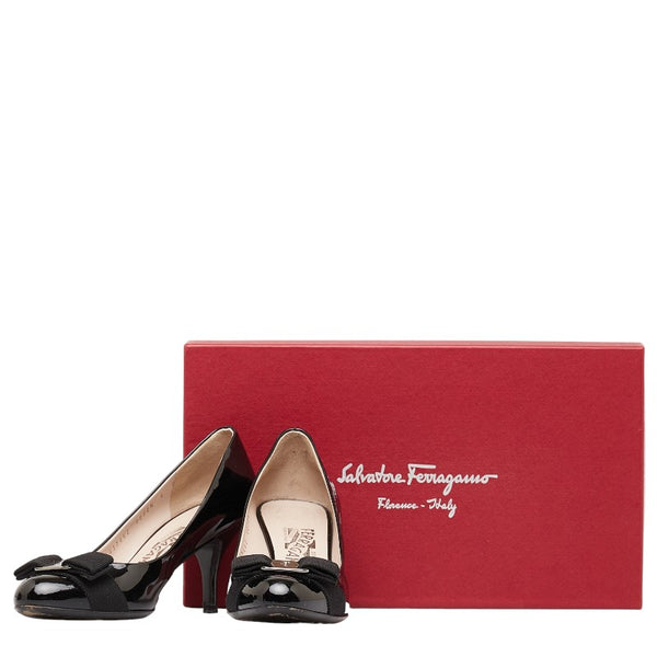 サルヴァトーレフェラガモ ヴァラリボン サイズ：6D ブラック シルバー エナメル レディース Salvatore Ferragamo 【中古】