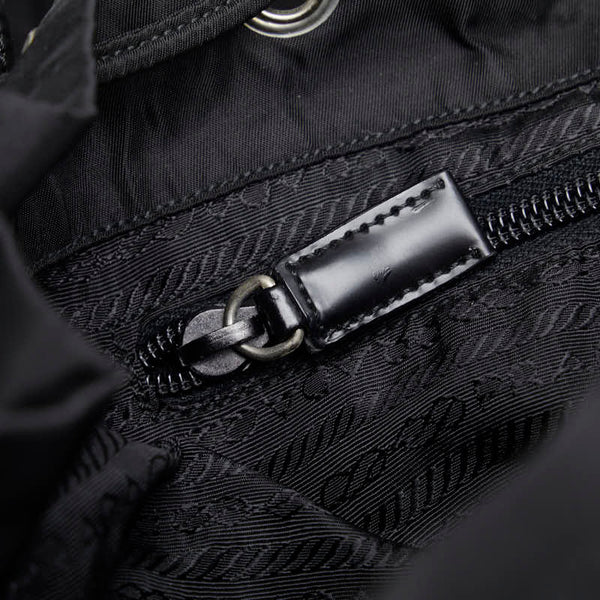 プラダ 三角ロゴプレート リュック バックパック B2811 ブラック ナイロン レザー レディース PRADA 【中古】
