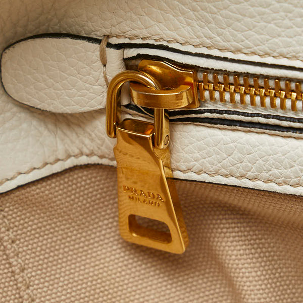 プラダ 三角ロゴプレート トートバッグ ホワイト レザー レディース PRADA 【中古】