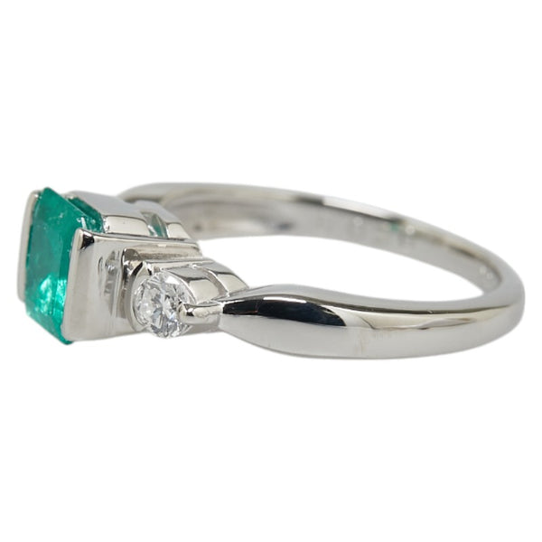 Pt900 プラチナ エメラルド0.83ct ダイヤ0.20ct リング 指輪 レディース 8号 【中古】