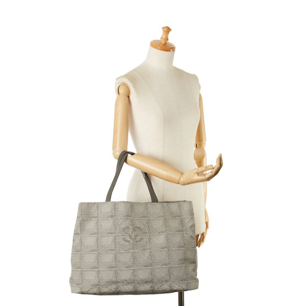 シャネル ココマーク ニュートラベルライン トートバッグ ハンドバッグ グレー ナイロン レザー レディース CHANEL 【中古】