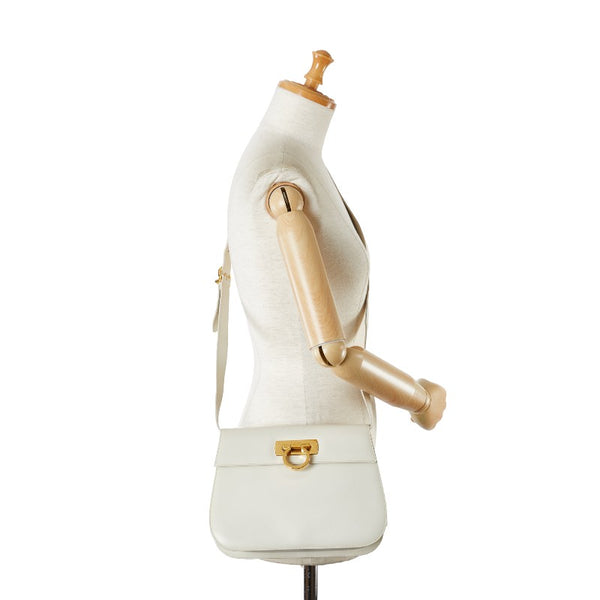 サルヴァトーレフェラガモ ガンチーニ 斜め掛け ショルダーバッグ アイボリー ホワイト レザー レディース Salvatore Ferragamo 【中古】
