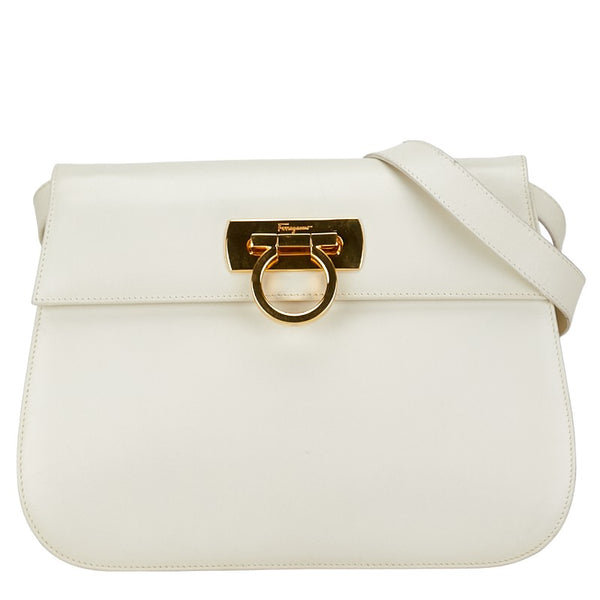 サルヴァトーレフェラガモ ガンチーニ 斜め掛け ショルダーバッグ アイボリー ホワイト レザー レディース Salvatore Ferragamo 【中古】
