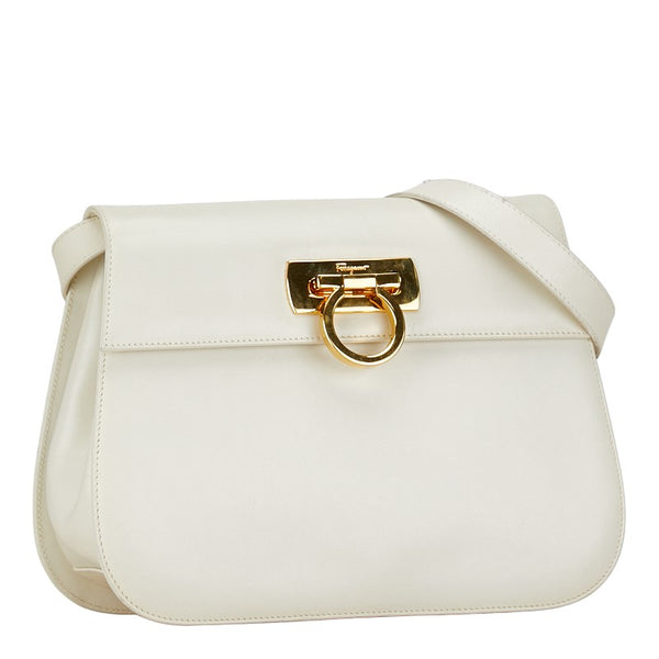サルヴァトーレフェラガモ ガンチーニ 斜め掛け ショルダーバッグ アイボリー ホワイト レザー レディース Salvatore Ferragamo 【中古】