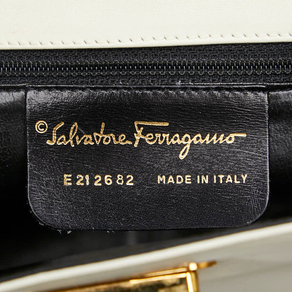 サルヴァトーレフェラガモ ガンチーニ 斜め掛け ショルダーバッグ アイボリー ホワイト レザー レディース Salvatore Ferragamo 【中古】