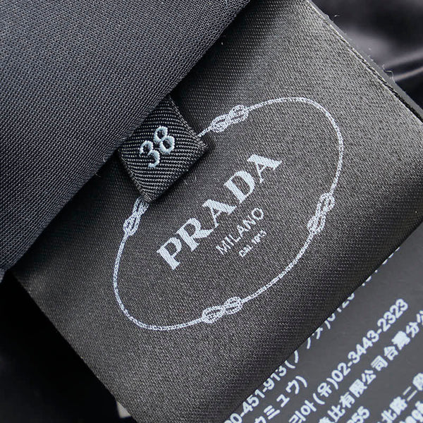 プラダ トライアングルロゴ ダウンジャケット サイズ：38 ブラック ダウン レディース PRADA 【中古】