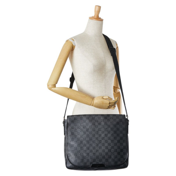 ルイ ヴィトン ダミエ グラフィット ダニエルMM 斜め掛け ショルダーバッグ N58029 ブラック PVC レザー メンズ LOUIS VUITTON 【中古】