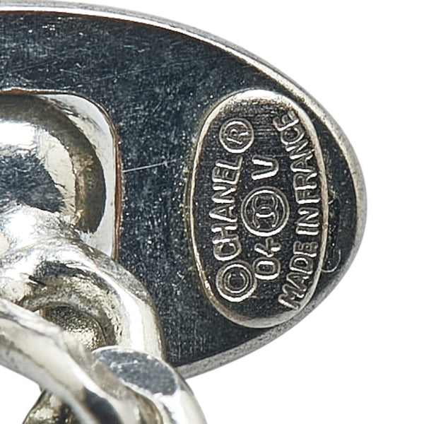 シャネル ロゴプレート キーホルダー キーチャーム A25216 シルバー メタル レディース CHANEL 【中古】