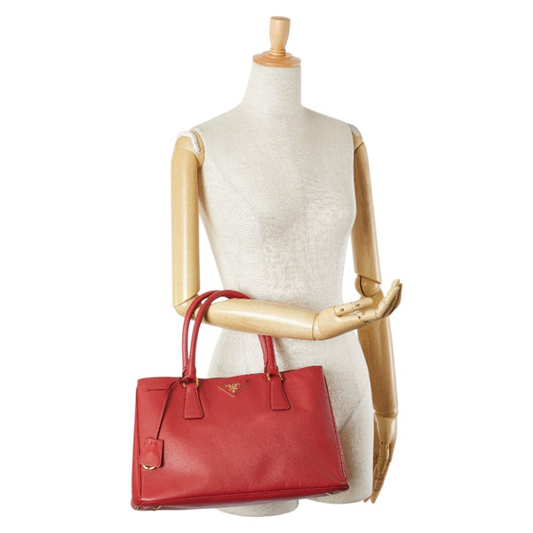 プラダ サフィアーノ ガレリア 三角ロゴプレート ハンドバッグ BN1874 レッド レザー レディース PRADA 【中古】