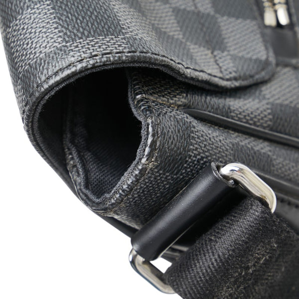 ルイ ヴィトン ダミエ グラフィット ディストリクトMM ショルダーバッグ N41272 ブラック PVC レザー メンズ LOUIS VUITTON 【中古】