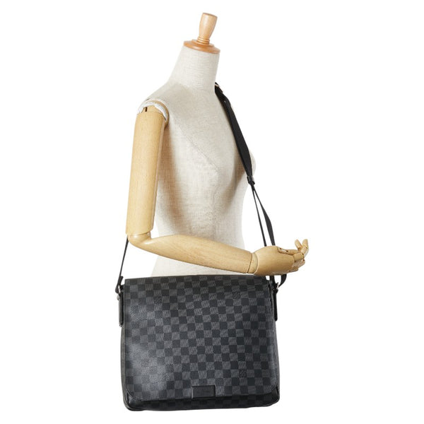 ルイ ヴィトン ダミエ グラフィット ディストリクトMM ショルダーバッグ N41272 ブラック PVC レザー メンズ LOUIS VUITTON 【中古】