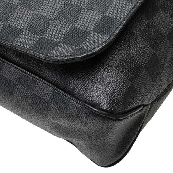 ルイ ヴィトン ダミエ グラフィット ディストリクトMM ショルダーバッグ N41272 ブラック PVC レザー メンズ LOUIS VUITTON 【中古】