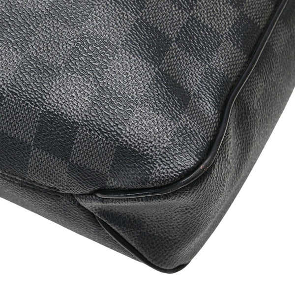 ルイ ヴィトン ダミエ グラフィット ディストリクトMM ショルダーバッグ N41272 ブラック PVC レザー メンズ LOUIS VUITTON 【中古】