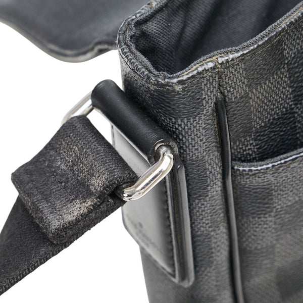 ルイ ヴィトン ダミエ グラフィット ディストリクトMM ショルダーバッグ N41272 ブラック PVC レザー メンズ LOUIS VUITTON 【中古】