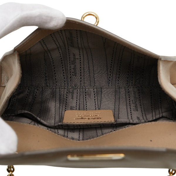 サルヴァトーレフェラガモ ガンチーニ 斜め掛け チェーン ショルダーバッグ ベージュ レザー レディース Salvatore Ferragamo 【中古】