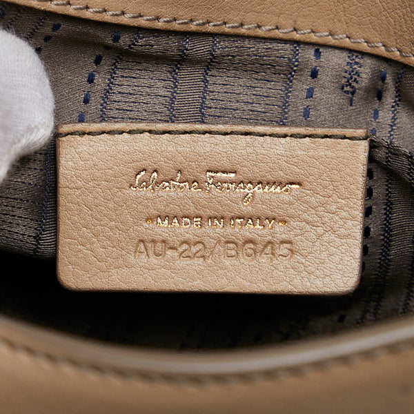 サルヴァトーレフェラガモ ガンチーニ 斜め掛け チェーン ショルダーバッグ ベージュ レザー レディース Salvatore Ferragamo 【中古】
