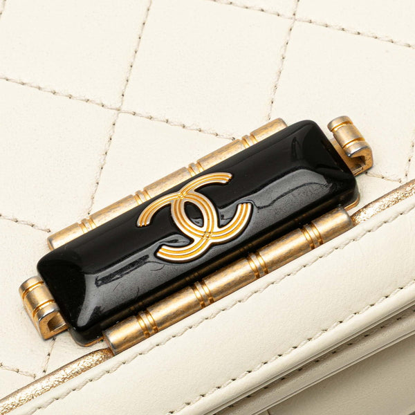 シャネル マトラッセ ココマーク ショルダーバッグ ホワイト ゴールド ラムスキン レディース CHANEL 【中古】