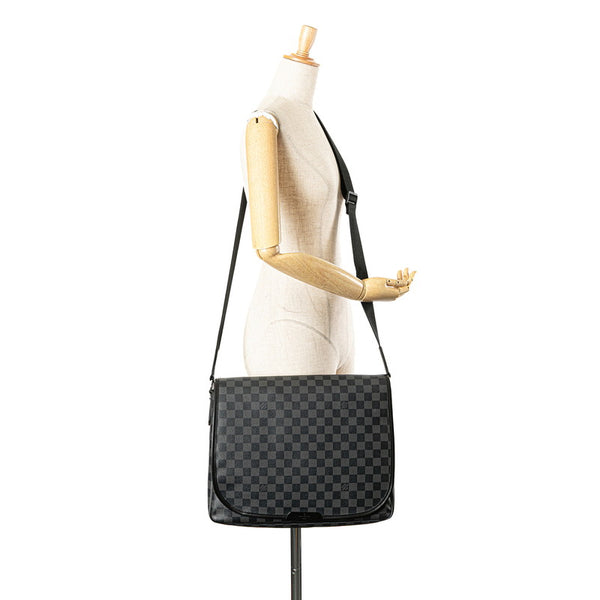 ルイ ヴィトン ダミエ グラフィット ダニエルMM 斜め掛け ショルダーバッグ N58029 ブラック PVC レザー メンズ LOUIS VUITTON 【中古】