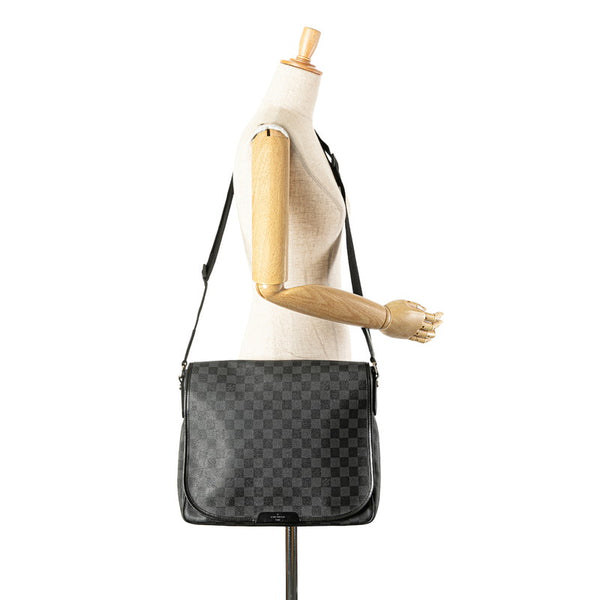 ルイ ヴィトン ダミエ グラフィット ダニエルMM 斜め掛け ショルダーバッグ N58029 ブラック PVC レザー メンズ LOUIS VUITTON 【中古】