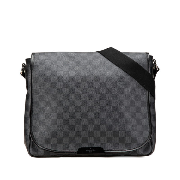 ルイ ヴィトン ダミエ グラフィット ダニエルMM 斜め掛け ショルダーバッグ N58029 ブラック PVC レザー メンズ LOUIS VUITTON 【中古】