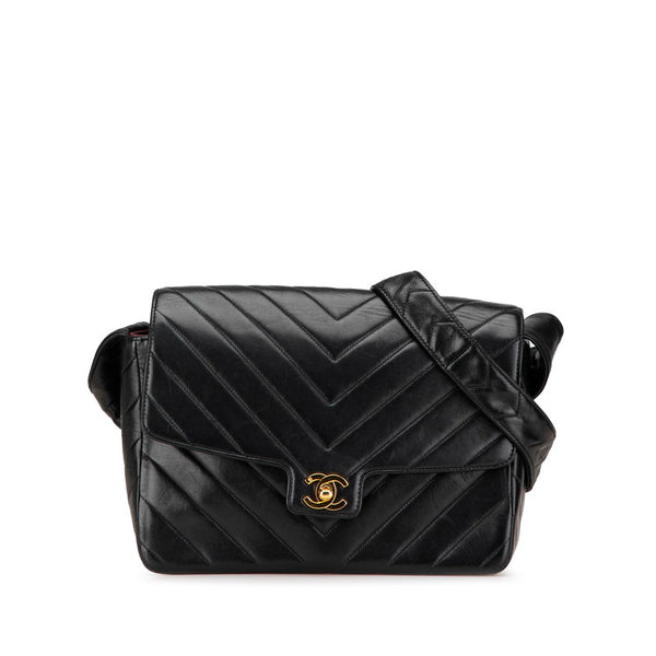 シャネル シェブロン Vステッチ ココマーク 斜め掛け ショルダーバッグ ブラック ラムスキン レディース CHANEL 【中古】
