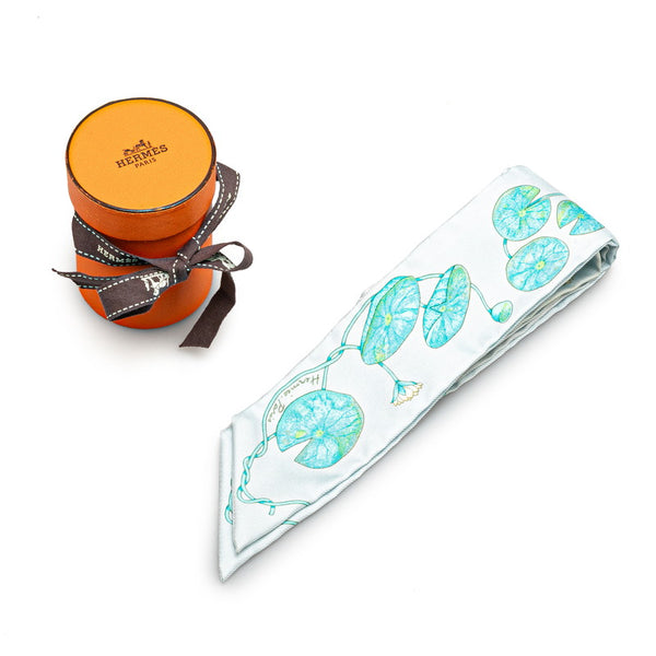 エルメス ツイリー 蓮の花 スカーフ ライトブルー ホワイト マルチカラー シルク レディース HERMES 【中古】