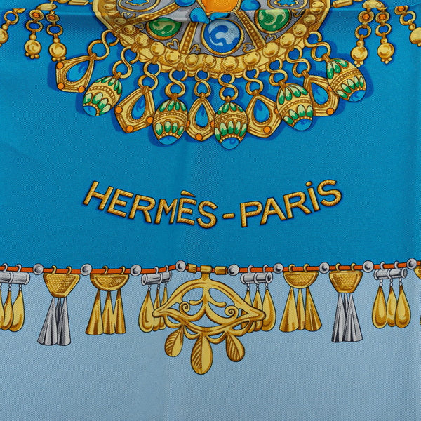 エルメス カレ90 PARURES DES SABLES 砂漠のアクセサリー スカーフ ライトブルー マルチカラー シルク レディース HERMES 【中古】