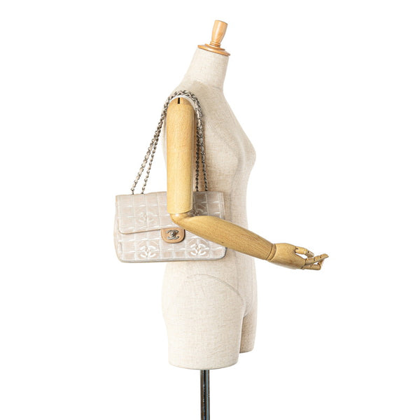 シャネル ニュートラベルライン チェーンショルダーバッグ ホワイト キャンバス レディース CHANEL 【中古】