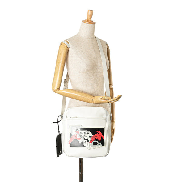 プラダ 三角ロゴプレート コミック プリント 斜め掛け ショルダーバッグ ホワイト レザー レディース PRADA 【中古】