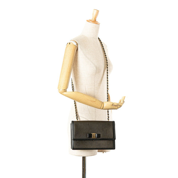 サルヴァトーレフェラガモ ヴァラ リボン ストライプ チェーン ショルダーバッグ ブラック ゴールド PVC レディース Salvatore Ferragamo 【中古】