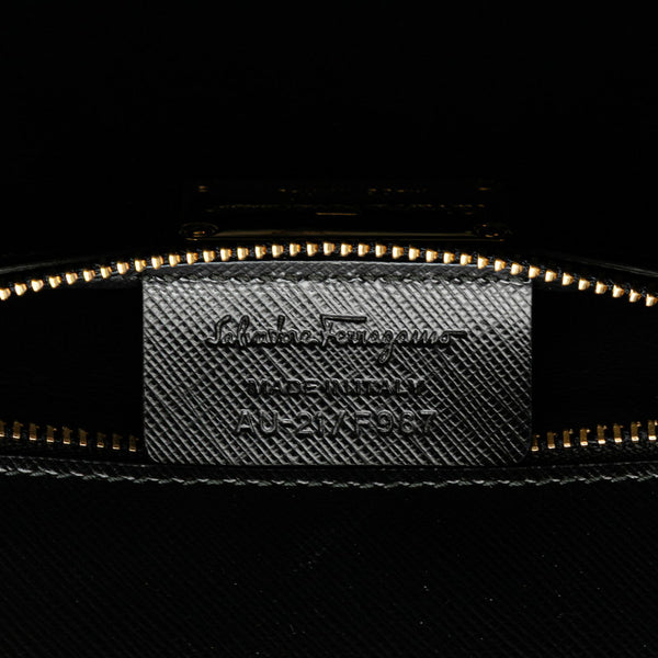 サルヴァトーレフェラガモ ヴァラ リボン ストライプ チェーン ショルダーバッグ ブラック ゴールド PVC レディース Salvatore Ferragamo 【中古】