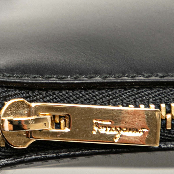 サルヴァトーレフェラガモ ガンチーニ ワンショルダーバッグ ポーチ AU-21-2036 ブラック レザー レディース Salvatore Ferragamo 【中古】