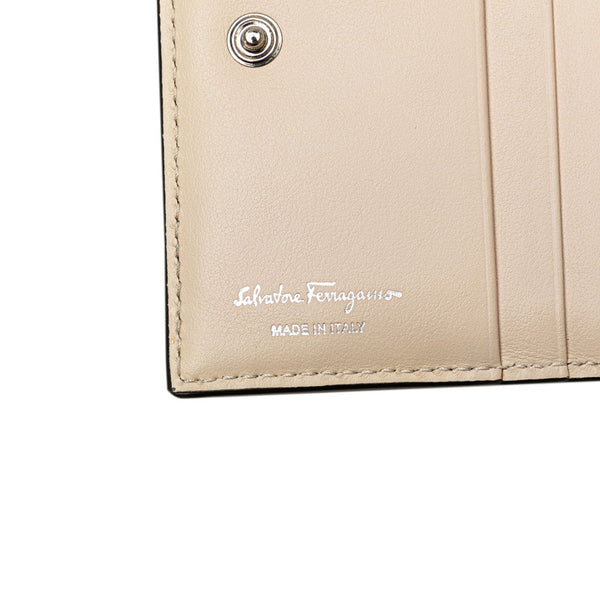 サルヴァトーレフェラガモ ガンチーニ 花 フラワー モチーフ 二つ折り財布 ベージュ レッド マルチカラー レザー レディース Salvatore Ferragamo 【中古】