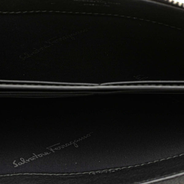 サルヴァトーレフェラガモ ロゴスタッズ クラッチバッグ ポーチ 24A121  ブラック レッド カーフレザー レディース Salvatore Ferragamo 【中古】
