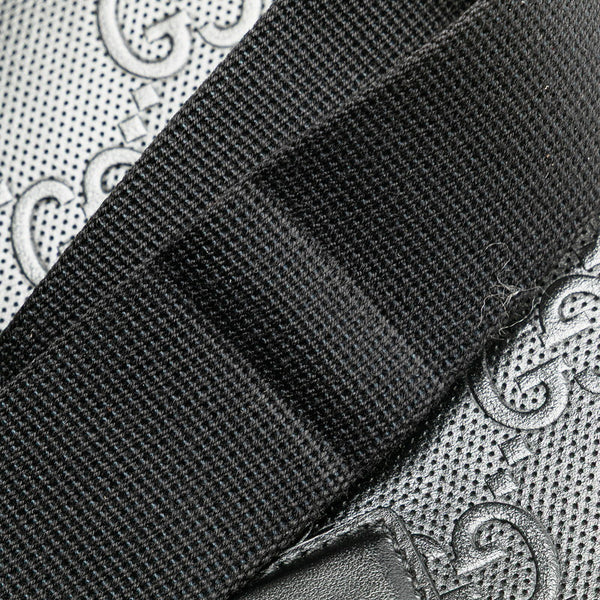 グッチ GGエンボス ボディバッグ クロスバッグ 700431 ブラック パンチングレザー メンズ GUCCI 【中古】