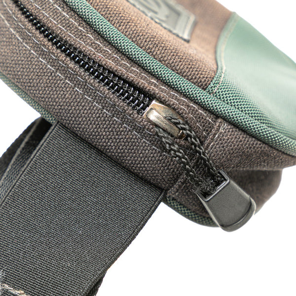 シャネル スポーツライン ココマーク アームポーチ  ブラック グリーン キャンバス レディース CHANEL 【中古】