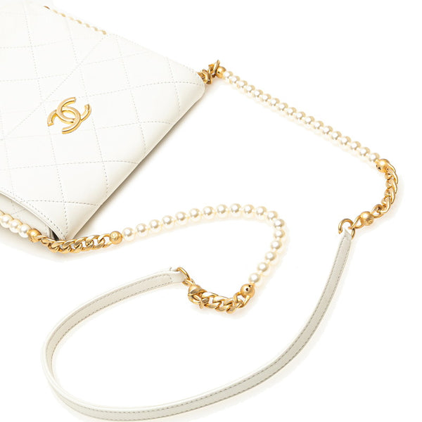 シャネル マトラッセ ココマーク チェーン ショルダーバッグ ホワイト レザー フェイクパール レディース CHANEL 【中古】